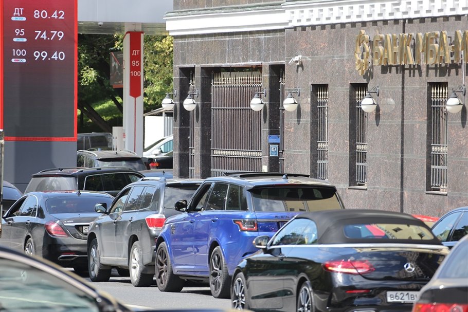 Why Are Lines at Gas Stations Forming Again? Opinions from "RG" Experts
