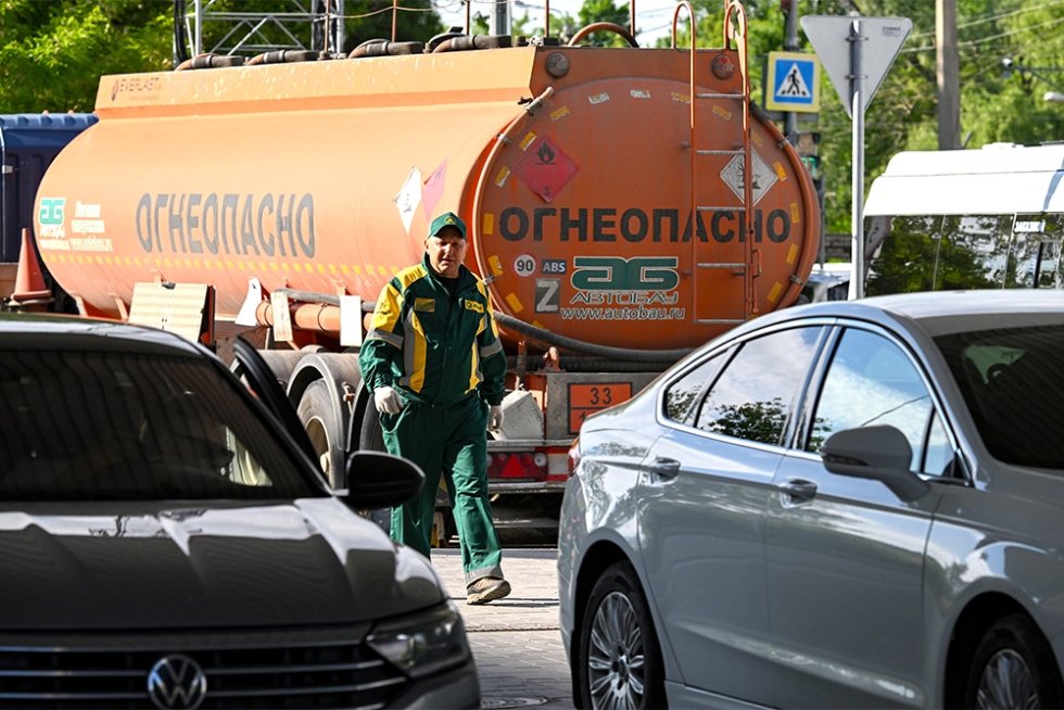 Why does imported gasoline not find buyers yet? Expert opinions from "RG".